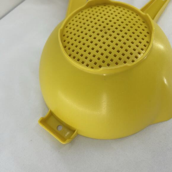Vintage Tupperware Set of 2 Yellow Strainers Colanders 1523 2 Qt 1200 1 Qt Spout - Picture 7 of 13